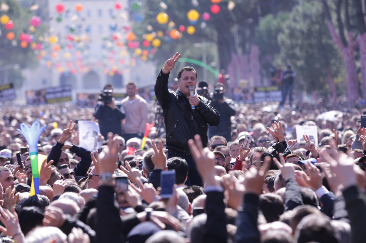FOTO/ Marshimi i madh i qytetarëve, protestuesit rrethojnë kryeministrinë