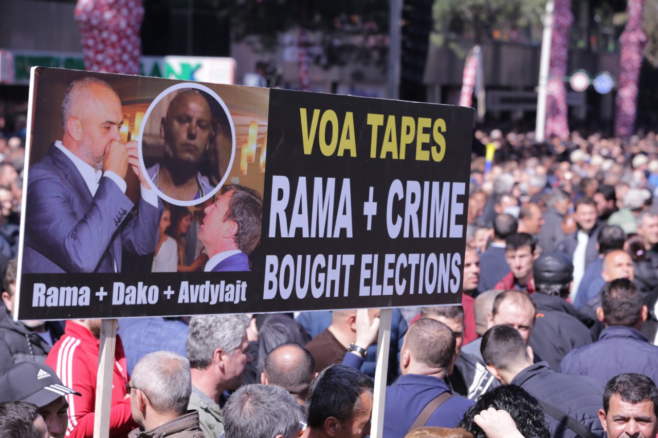 FOTO/ Marshimi i madh i qytetarëve, protestuesit rrethojnë kryeministrinë