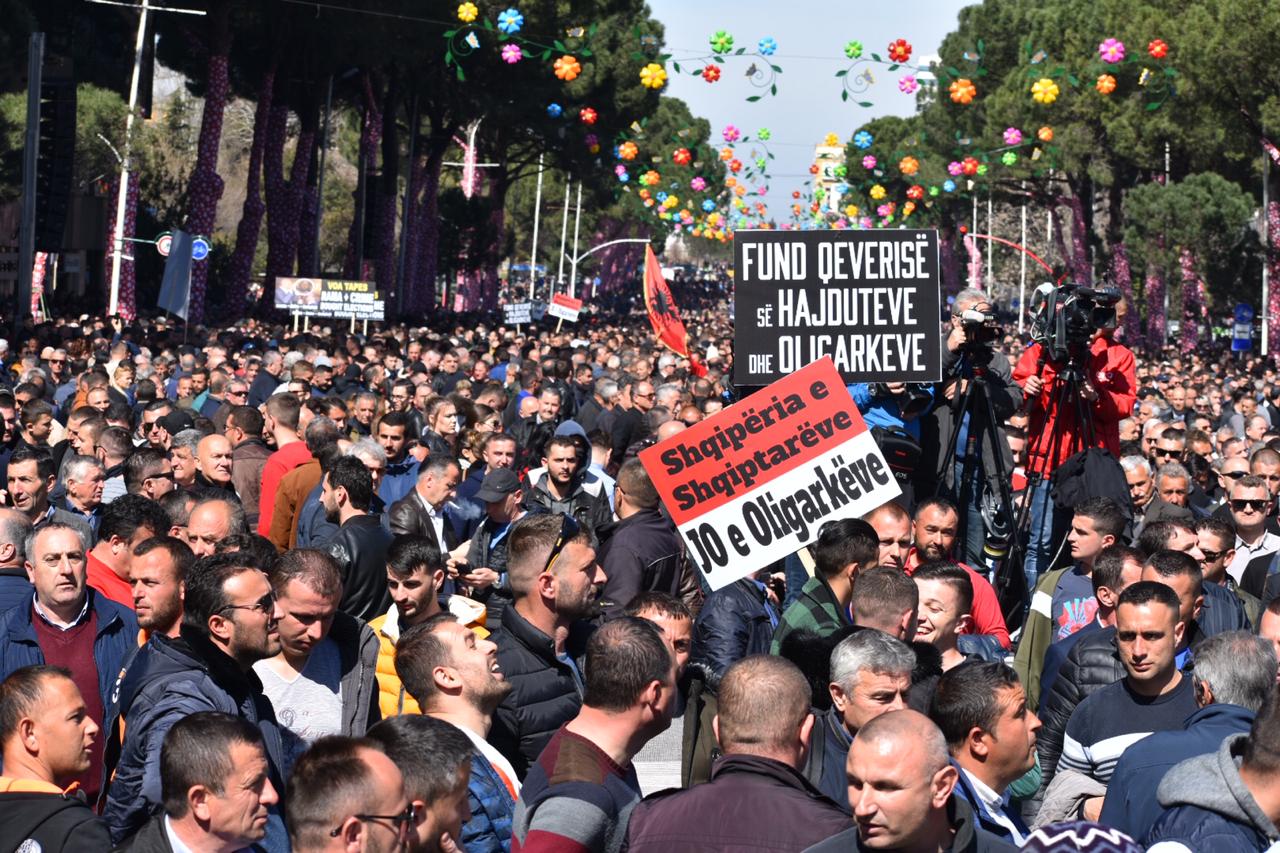 FOTO/ Marshimi i madh i qytetarëve, protestuesit rrethojnë kryeministrinë