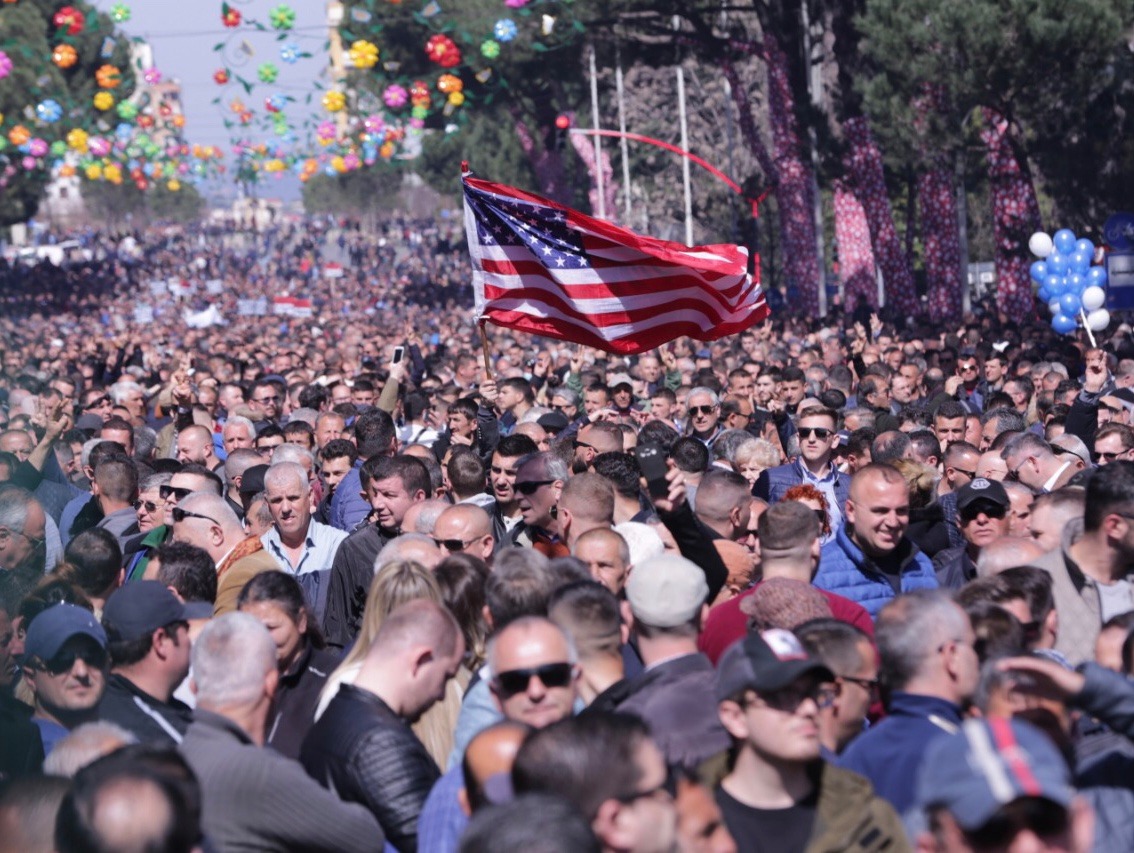 FOTO/ Marshimi i madh i qytetarëve, protestuesit rrethojnë kryeministrinë