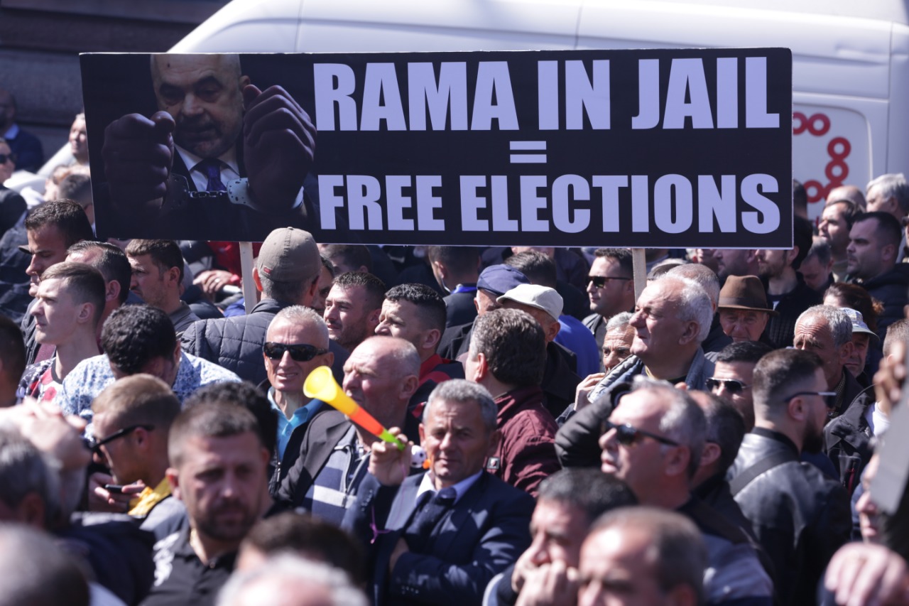 FOTO/ Marshimi i madh i qytetarëve, protestuesit rrethojnë kryeministrinë