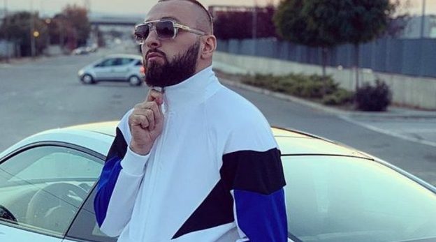 FOTO/Reperi shqiptar ndalohet nga policia, kontroll të rreptë në makinën e tij