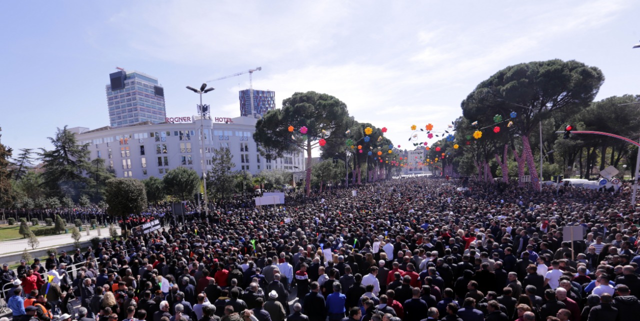 FOTO/ Marshimi i madh i qytetarëve, protestuesit rrethojnë kryeministrinë
