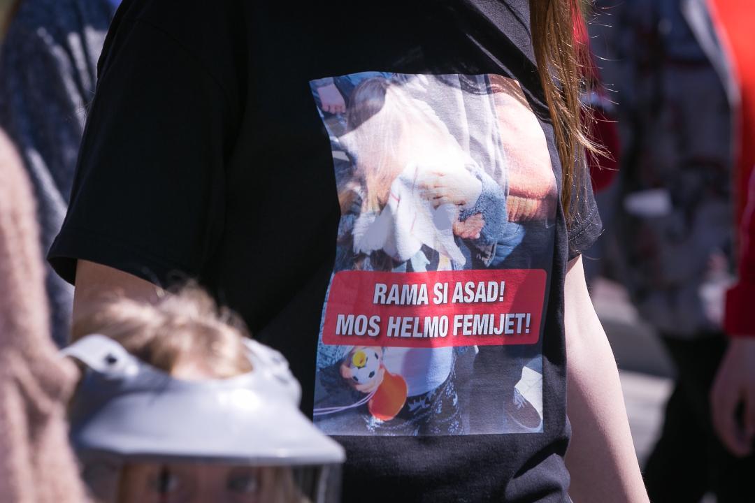 FOTO/Fëmijët e Tiranës, marshimi i rrallë me maska antigaz: Rama si Asad