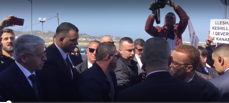 VIDEO/Momenti kur Lleshaj pritet me protesta, studentët i kërkojnë llogari: Na ke helmuar me gaz