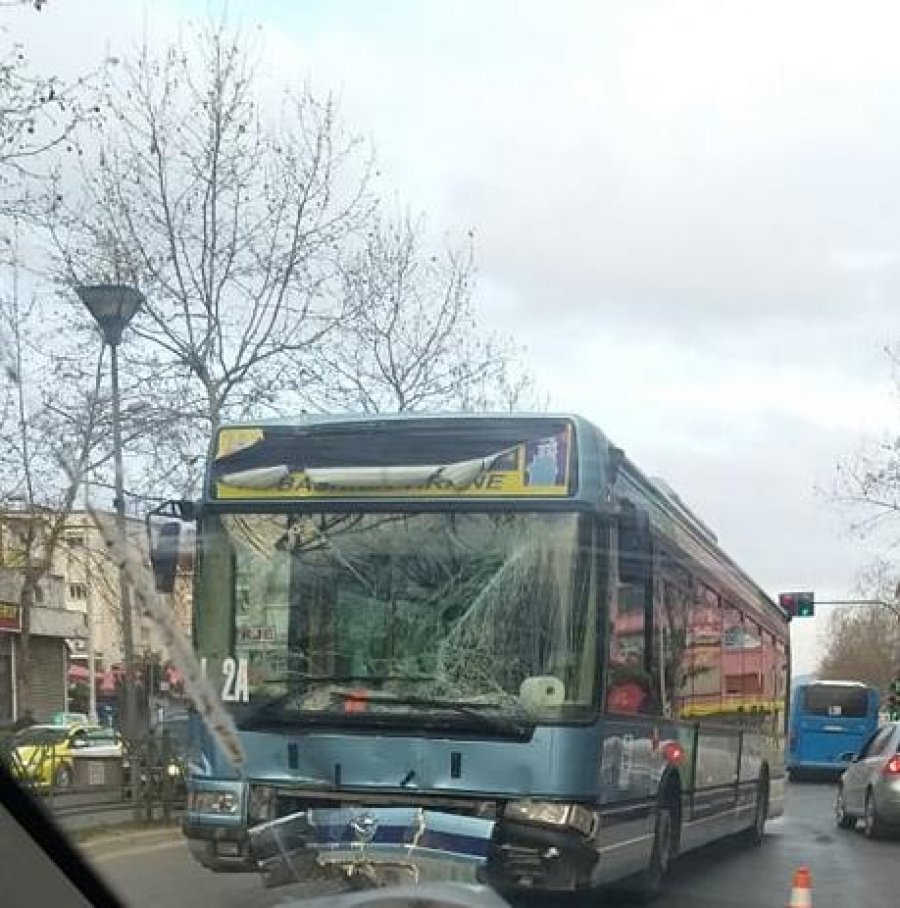 Aksident i frikshëm tek 21 Dhjetori, urbani përplas makinën, plagosen tre vajza