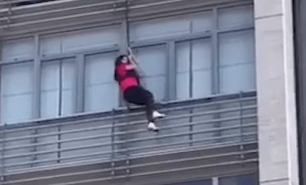 VIDEO/ Si në filma, momenti kur 15 vjeçarja shpëtohet nga flakët në Tiranë