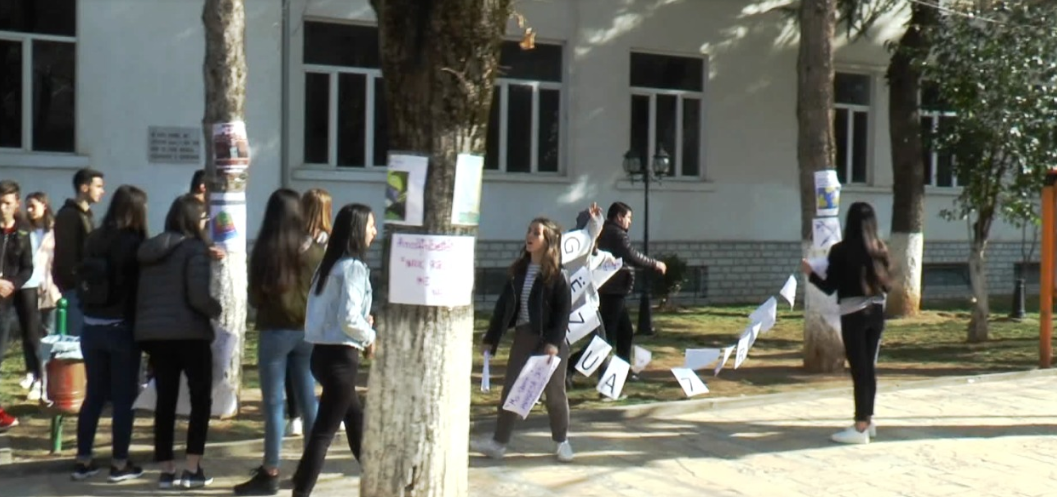 VIDEO/Protestuan kundër transferimit të mësueses, nxënësit në Dibër dhunohen dhe kërcënohen