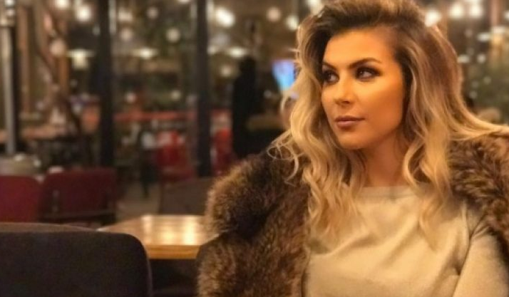 FOTO/Olta Boka e konfirmon zyrtarisht, fejohet me djalin e ish-deputetit të LSI