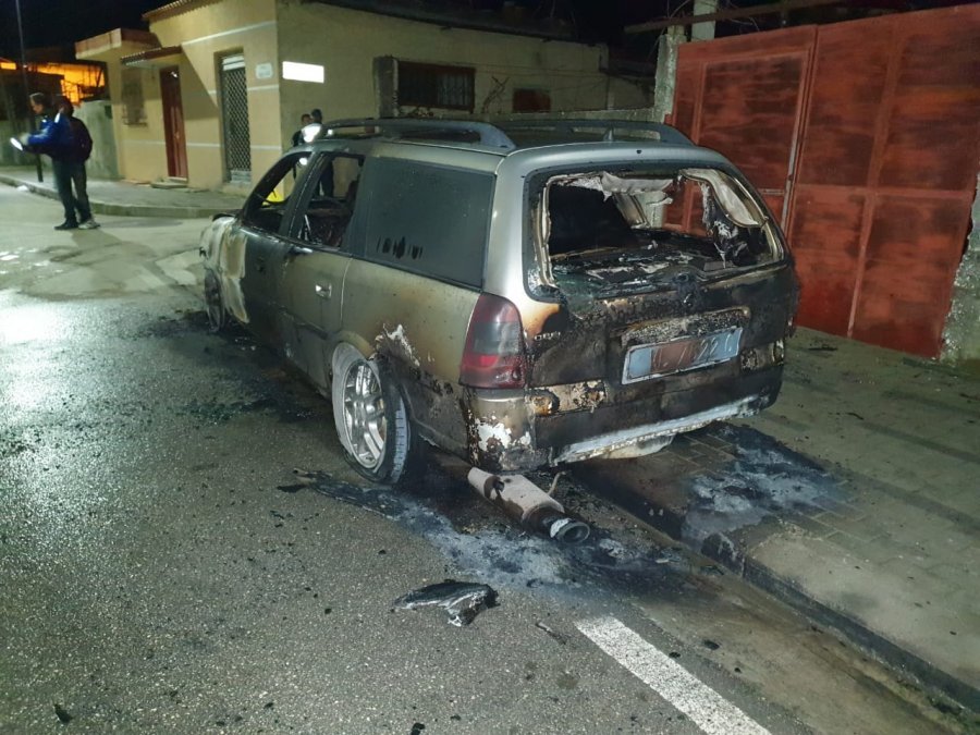 Digjet makina në Vlorë, dyshohet zjarrvënie e qëllimshme