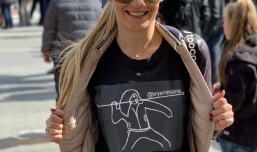 FOTO/ Prezantuesja e njohur ‘qëllon’ me shtizë kryeministrinë e blinduar të Ramës