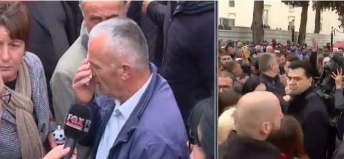 VIDEO/Qytetari gjakoset në protestë: Polici më qëlloi me grusht