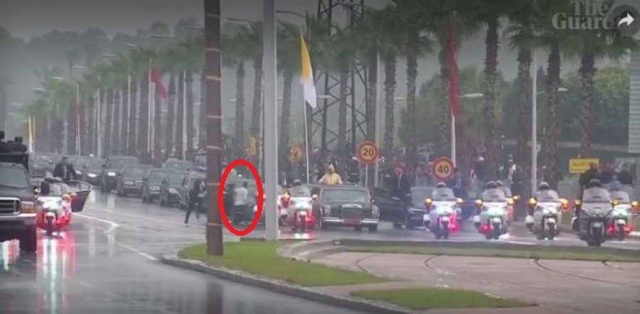 Papa Francesku në Marok, një militant islamik turret drejt makinës së tij