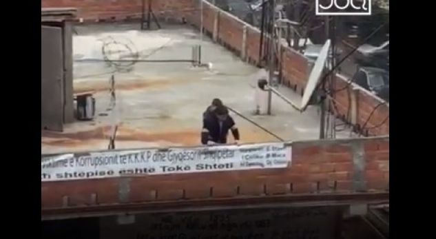 Përplasja me policinë në Tiranë, pamjet e momentit kur fëmija tenton të hidhet nga tarraca