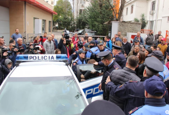 FOTO/Terror dhe tensione tek “Petro Nini”, familjarët ‘luftojnë’ për shtëpitë e tyre