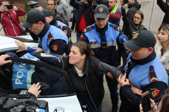FOTO/Terror dhe tensione tek “Petro Nini”, familjarët ‘luftojnë’ për shtëpitë e tyre