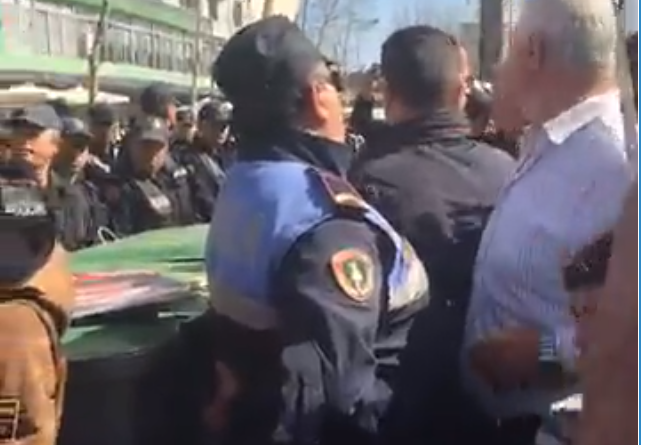 VIDEO/Qytetarët në Fier pengohen të protestojnë, tensione me policinë,  ish-deputeti: Mos u provokoni