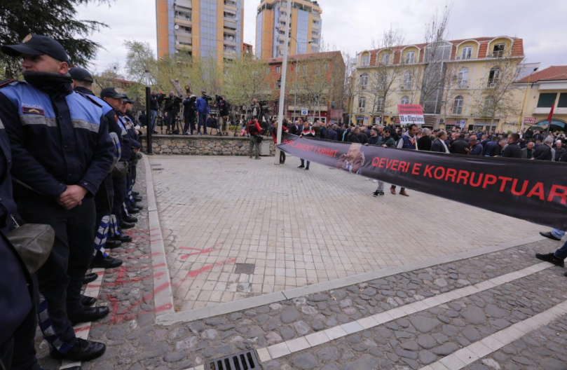 FOTO/Protesta e opozitës, reagon Rama, kryeministri i shqetësuar për fasadat
