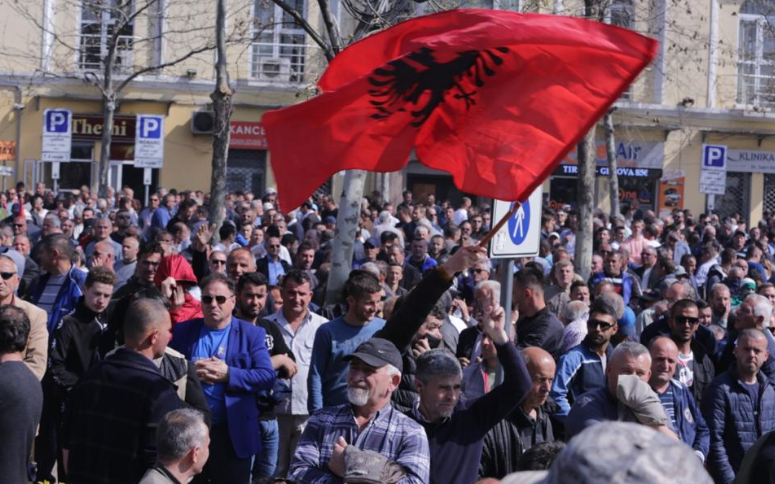 Shkëputet energjia eletrike pranë zonës ku zhvillohet protesta, OSSHE reagon menjëherë