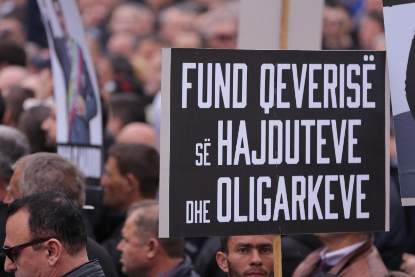 VIDEO/”Dita e protestës jo konferencave”, Basha bashkohet me protestuesit para Parlamentit