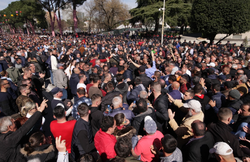 VIDEO/Policia presion ndaj protestuesve, Basha drejtohet me qytetarët për në selinë blu