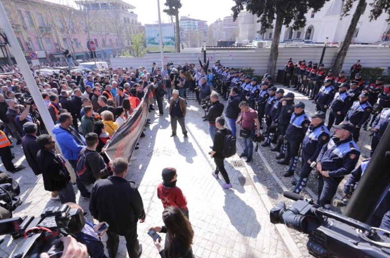 LIVE/Protesta e opozitës, Paloka thirrje policisë: Mos u bëni pjesë e këtij klani kriminal