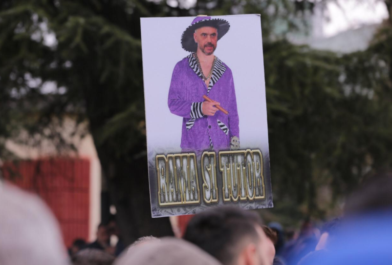 VIDEO/”Dita e protestës jo konferencave”, Basha bashkohet me protestuesit para Parlamentit