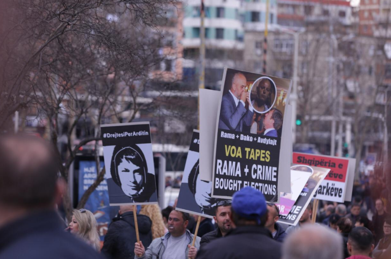 VIDEO/”Dita e protestës jo konferencave”, Basha bashkohet me protestuesit para Parlamentit