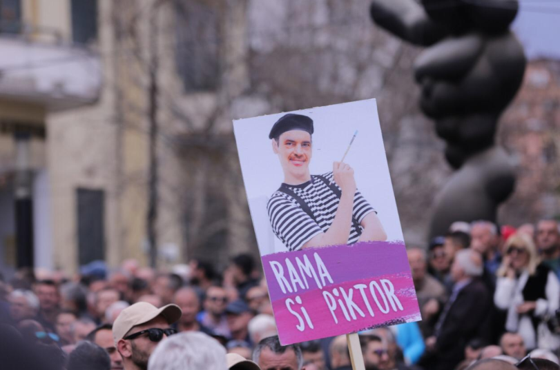 VIDEO/”Dita e protestës jo konferencave”, Basha bashkohet me protestuesit para Parlamentit