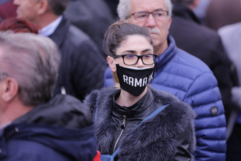 VIDEO/”Dita e protestës jo konferencave”, Basha bashkohet me protestuesit para Parlamentit