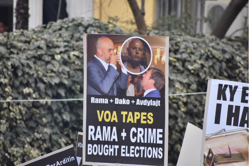 VIDEO/”Dita e protestës jo konferencave”, Basha bashkohet me protestuesit para Parlamentit