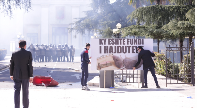 FOTO/Momenti kur protestuesit humbasin ndenjat nga gazi lotsjellës, 1 në gjendje të rënduar