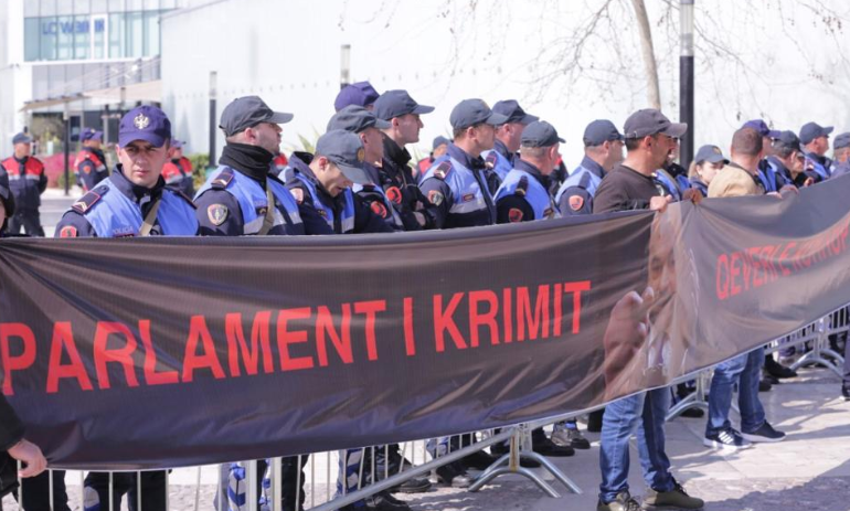 FOTO/Gjesti simbolik që tregon shumë, ja pse protestuesit nuk janë të dhunshëm