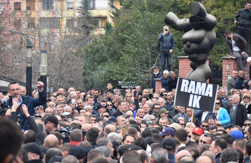 VIDEO/”Dita e protestës jo konferencave”, Basha bashkohet me protestuesit para Parlamentit