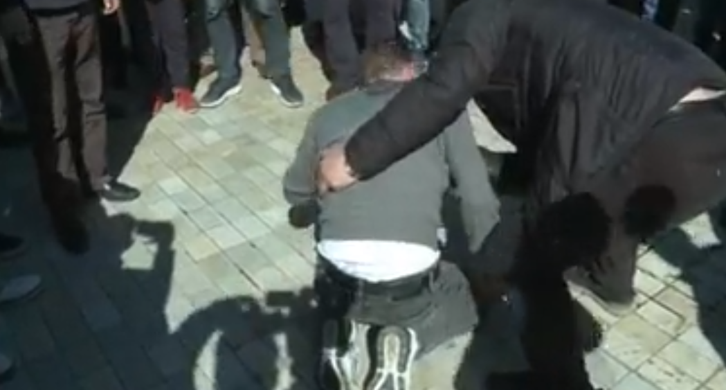 VIDEO/Policia lëshon gazin lotsjellës, protestuesi humb ndjenjat