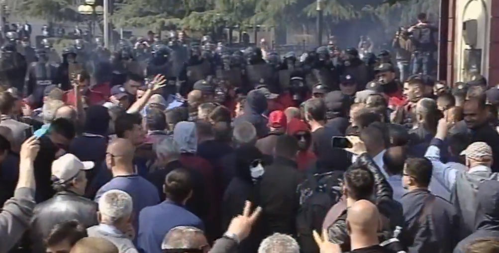 VIDEO/Policia ngutet, thirrje me megafon Bardhit: Largoji njerëzit me maska