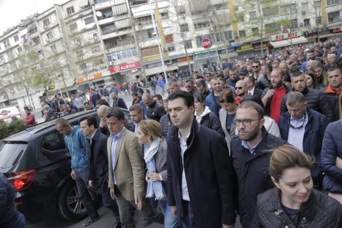 LIVE/Protestuesit rrethojnë ministrinë e Brendshme, ja çfarë kërkojnë