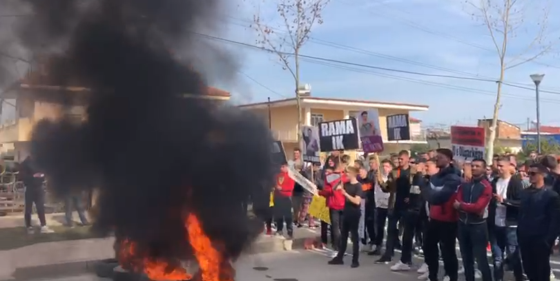 VIDEO/Qytetarët i bllokojnë rrugën në Roskovec, Rama ndryshon axhendë