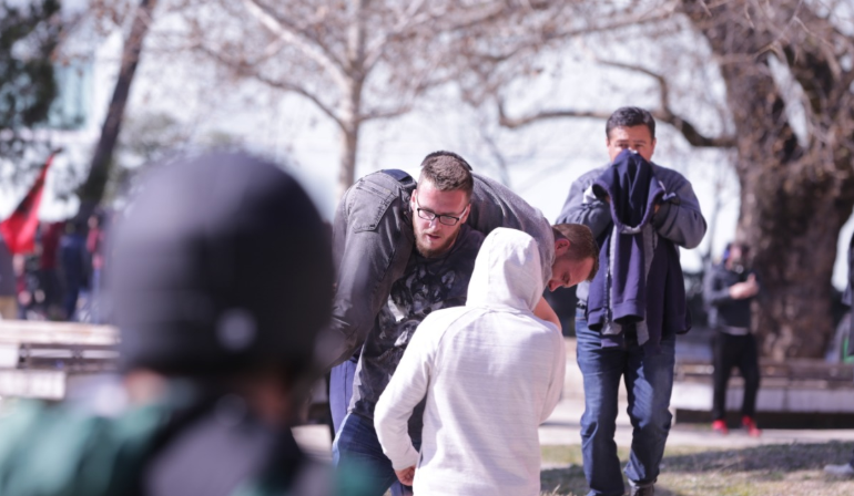 FOTO/Momenti kur protestuesit humbasin ndenjat nga gazi lotsjellës, 1 në gjendje të rënduar