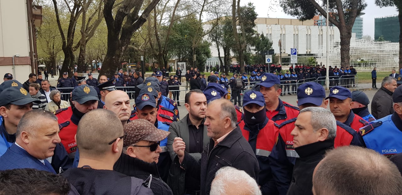 VIDEO/Policia nuk lejon banorët e Astirit t’i bashkohen protestës: Presim delegacion