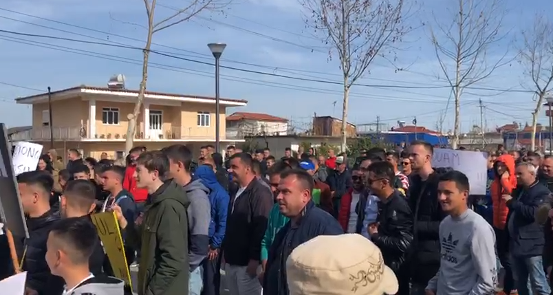 Qytetarët protestuan kundër Ramës në Fier, policia shoqëron 50 prej tyre
