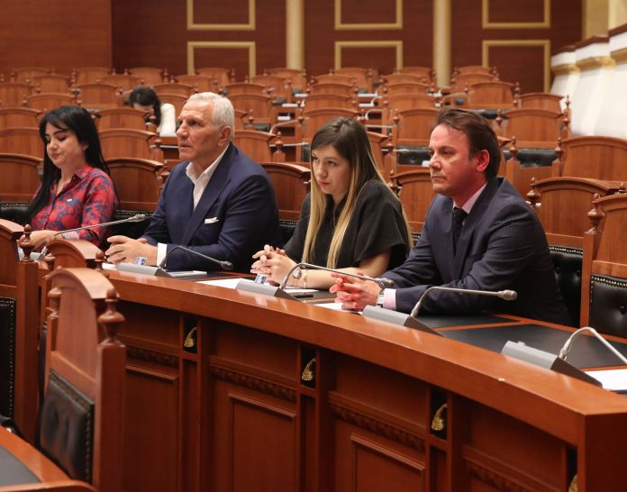 Kush e bleu deputetin Ralf Gjoni? Shihni VIDEO-n me “dy fytyra”!