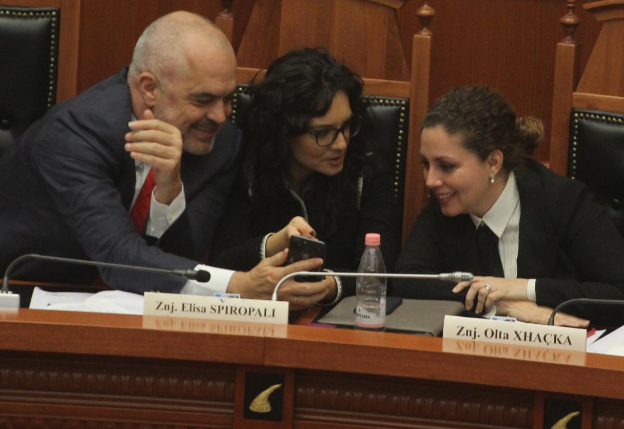 FOTO/ Rama “shkrin” së qeshuri Spiropalin e Xhaçkën, deputetët e rinj “flirtojnë” me PS