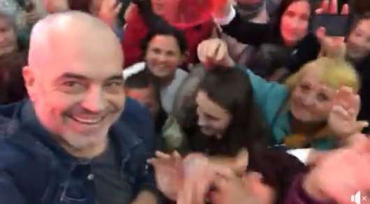 VIDEO/Protesta ngado, kurse Rama hyn mes grave dhe “feston” me to