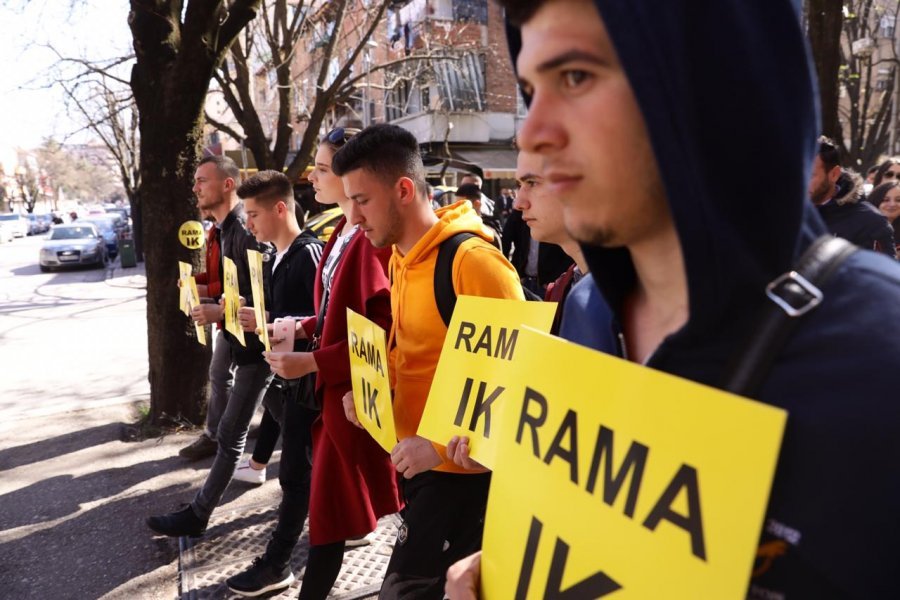 FOTO/ Të rinjtë marshim paqësor kundër Edi Ramës dhe gazit lotsjellës në protesta