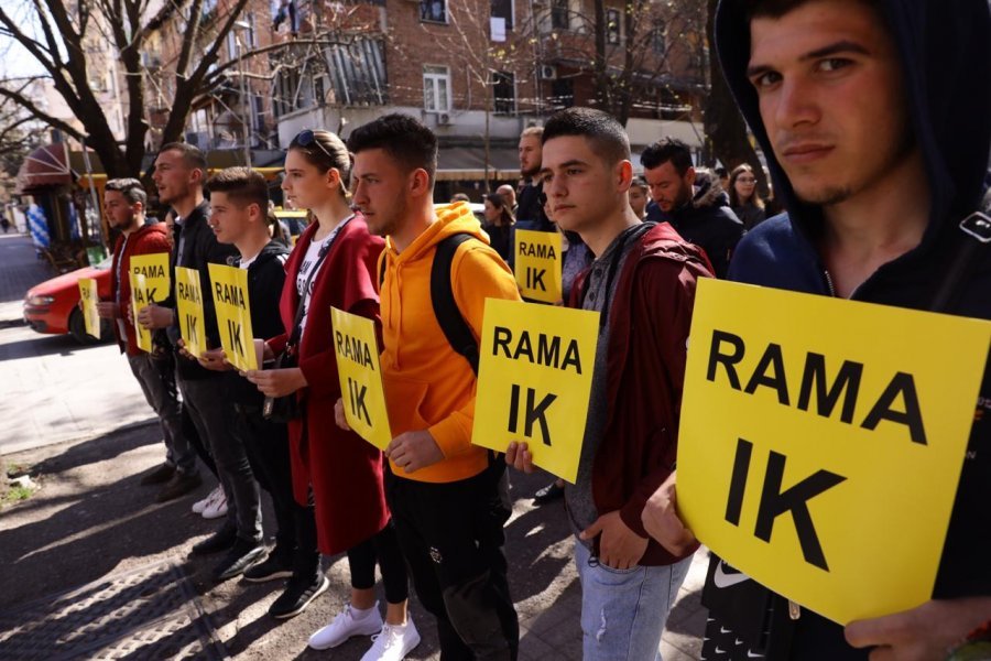 FOTO/ Të rinjtë marshim paqësor kundër Edi Ramës dhe gazit lotsjellës në protesta