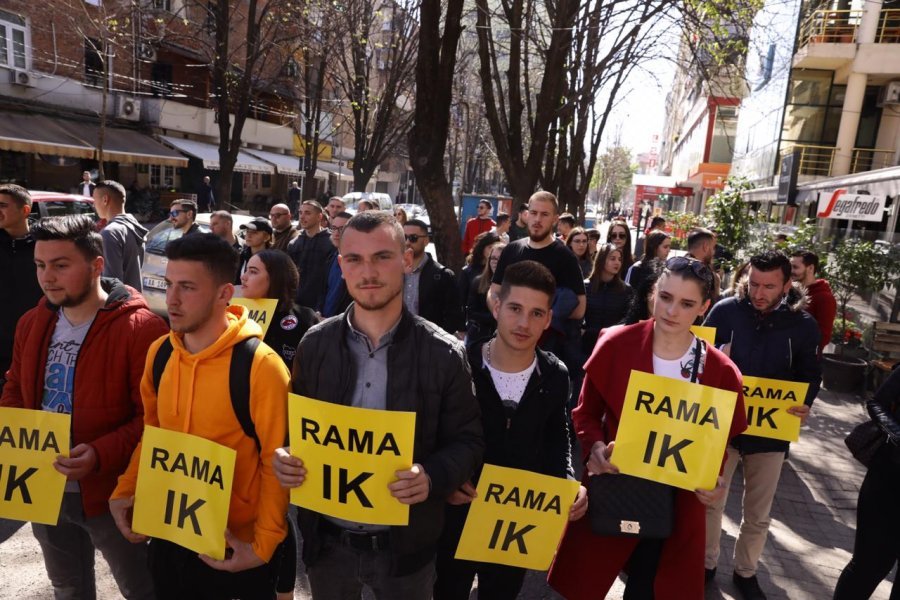 FOTO/ Të rinjtë marshim paqësor kundër Edi Ramës dhe gazit lotsjellës në protesta