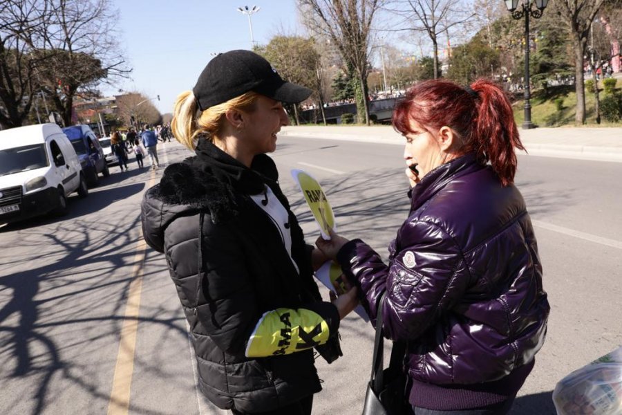 FOTO/ Të rinjtë marshim paqësor kundër Edi Ramës dhe gazit lotsjellës në protesta