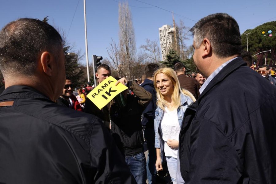 FOTO/ Të rinjtë marshim paqësor kundër Edi Ramës dhe gazit lotsjellës në protesta