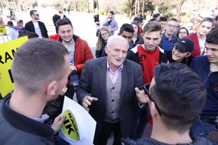 FOTO/ Të rinjtë marshim paqësor kundër Edi Ramës dhe gazit lotsjellës në protesta